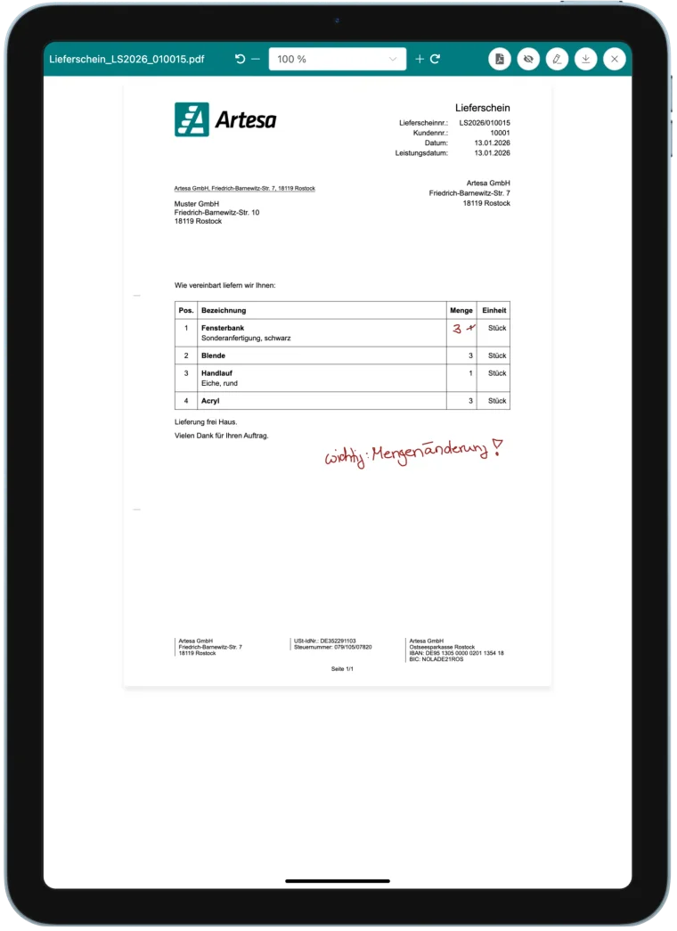 Lieferschein als PDF auf dem Tablet, eine Menge handschriftlich korrigiert und mit Hinweis versehen
