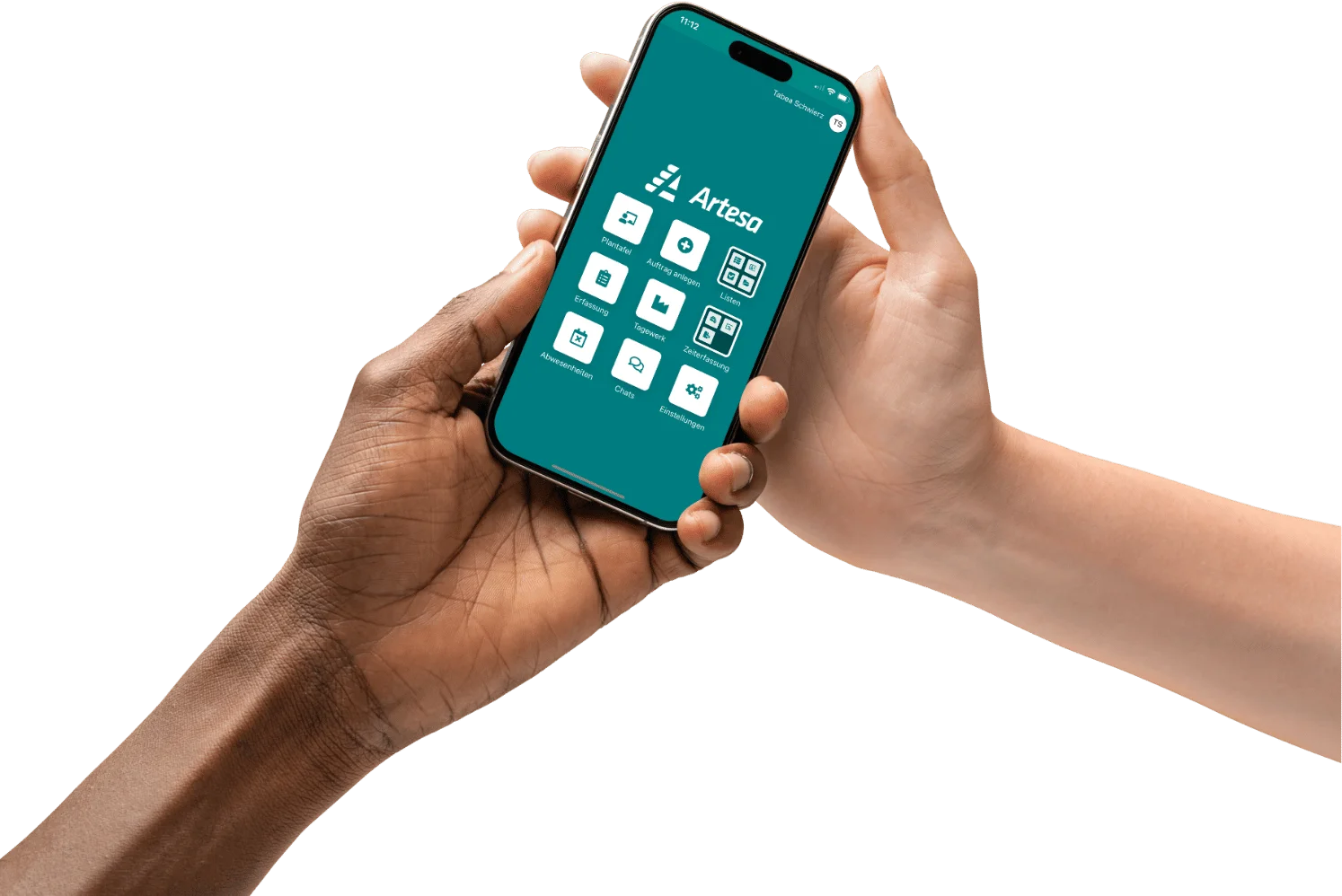 Eine Hand übergibt ein Smartphone mit der Artesa-App an eine andere Hand