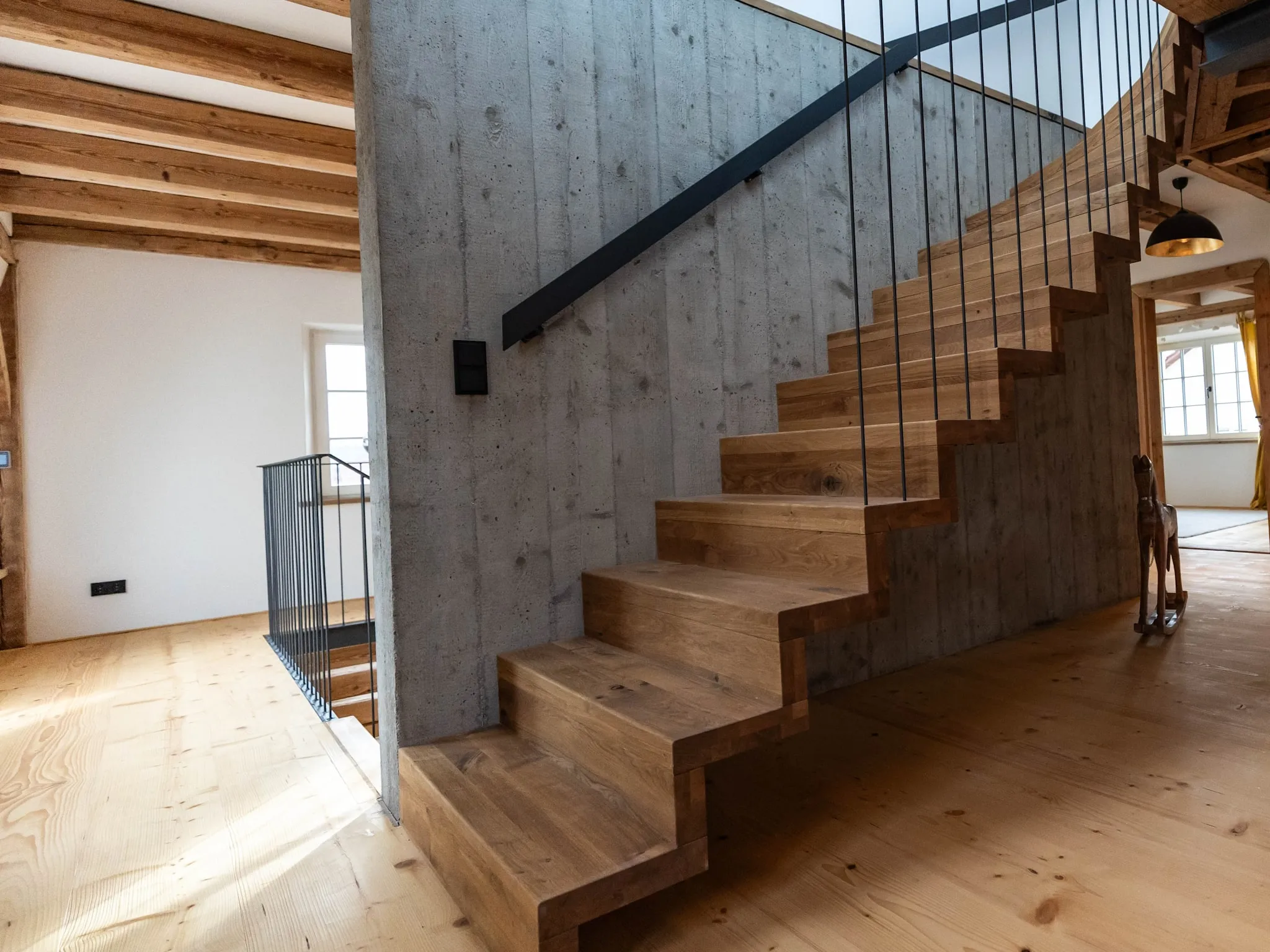 Faltwerktreppe aus Eiche mit Seilgeländer – Referenzobjekt von Ammann Treppenbau