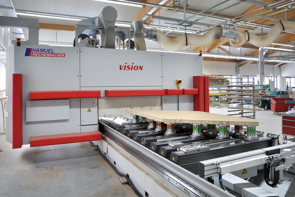 CNC-Bearbeitungszentrum in der Werkstatt von Ammann Treppenbau in Bobingen