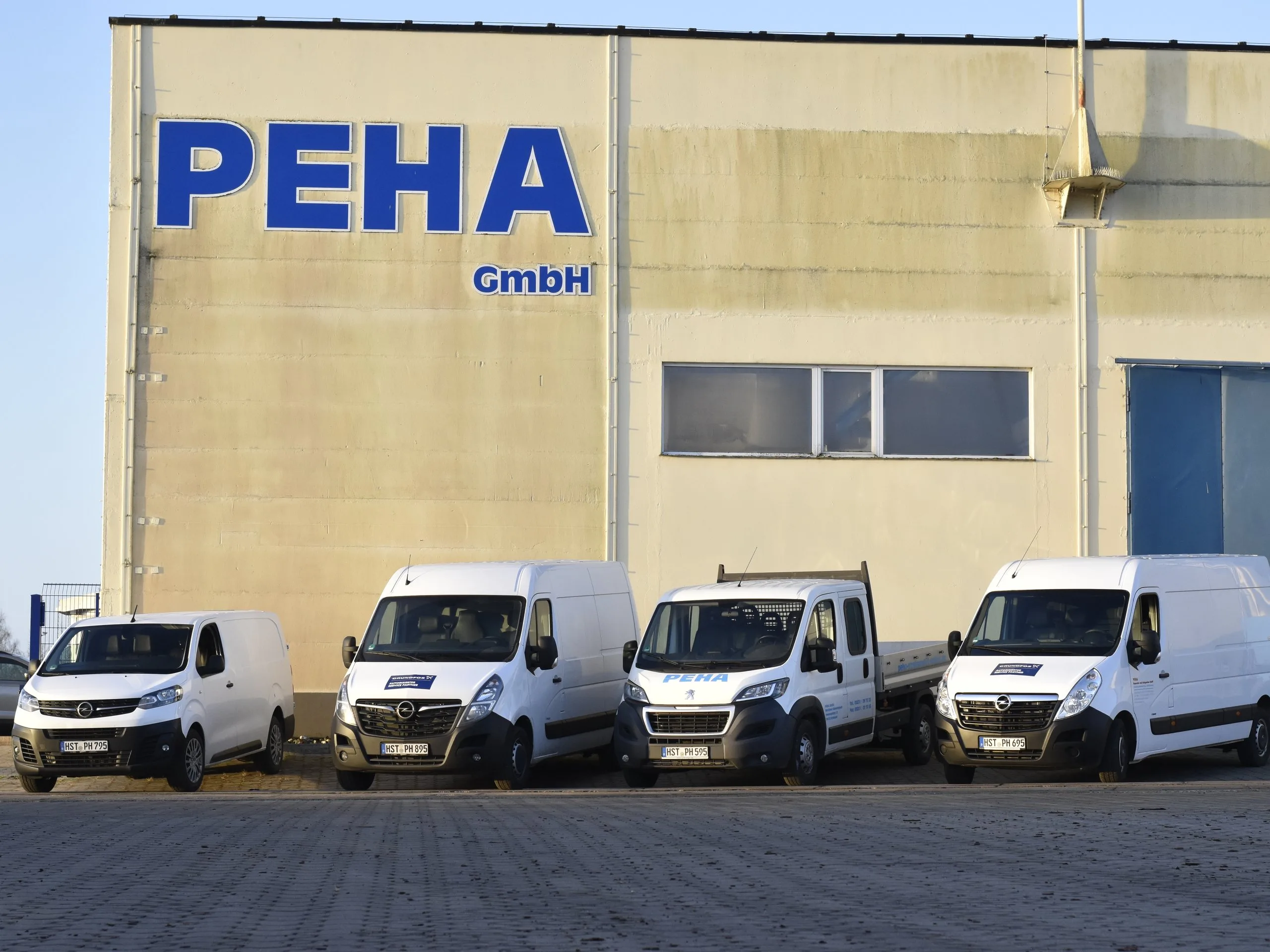 Firmengebäude von PEHA Reparatur und Anlagenbau mit Service-Fahrzeugflotte