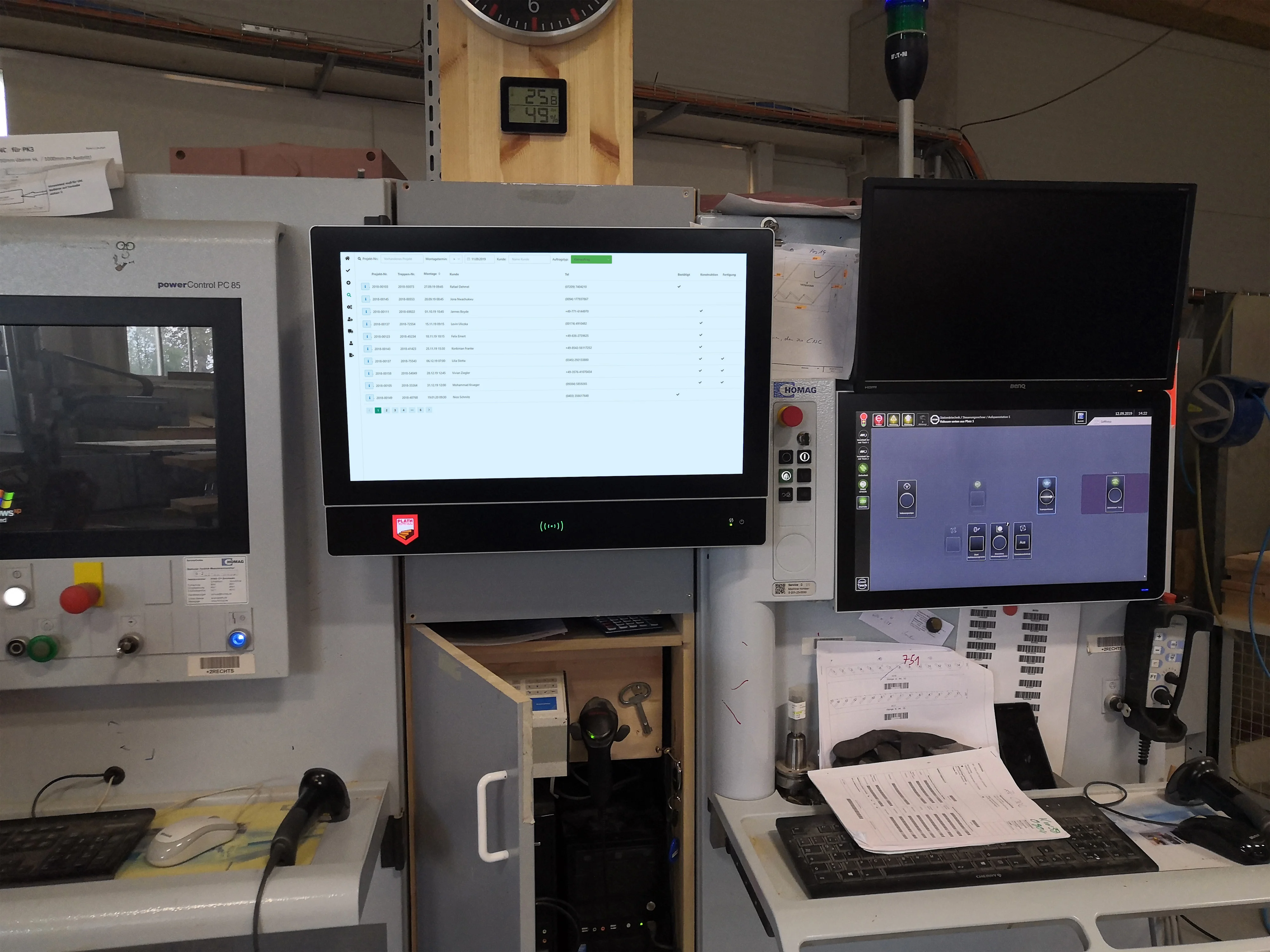 Detailansicht eines Werkstatt-Terminals mit Bauzeichnung und Fertigmeldung